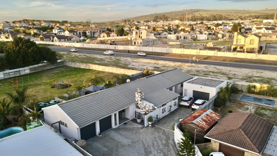 3 Bedroom Property for Sale in Loucharmante Western Cape